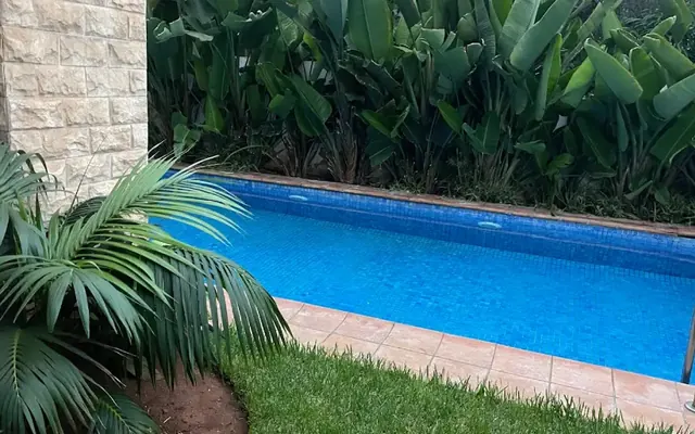 Aménager les abords de sa piscine : l'alliance du luxe et de la propreté